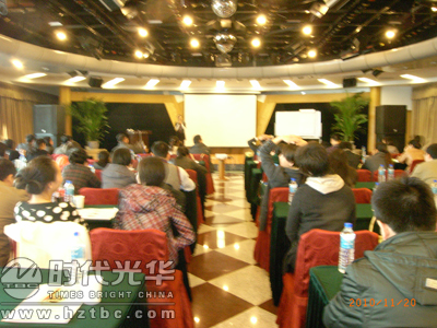 學員認真聽鄭委講師講課.hztbc