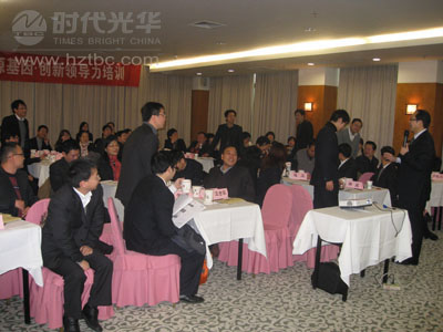 陳德起老師在講述《創新領導力360°修煉》的課程