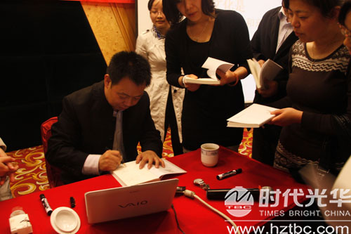 陳兆杰老師為學員簽名