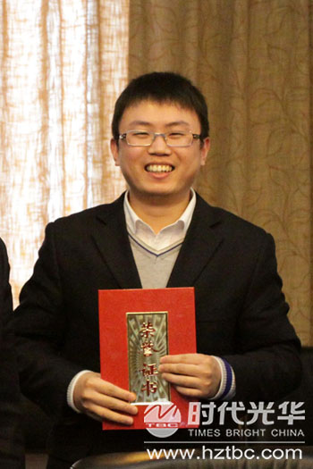 宋總為獲獎班級和個人頒發(fā)錦旗、證書及獎金