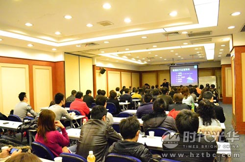 方永飛老師正在講《贏在中層》的課程www.www.gxzd.com.cn