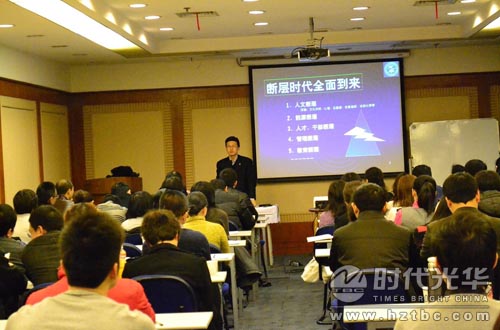 學員們正在認真聽講www.www.gxzd.com.cn