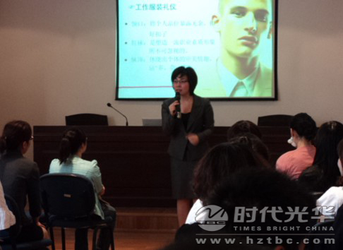 陳曦老師認真講解課程