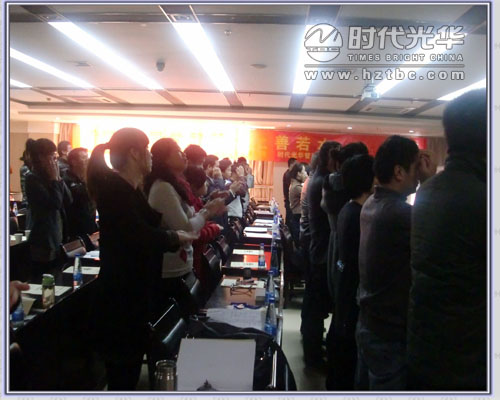 學員與陳兆杰老師做游戲www.www.gxzd.com.cn