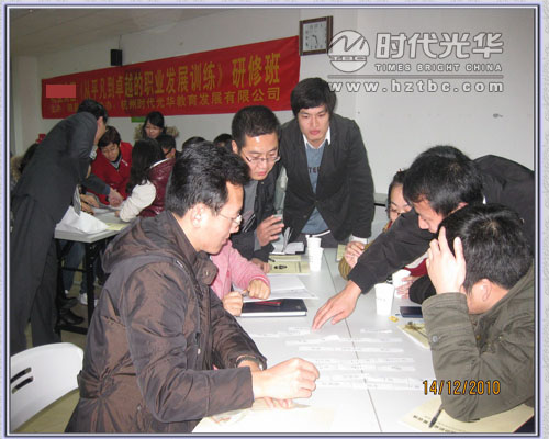 老師為學生解答問題www.www.gxzd.com.cn