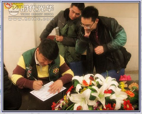 張嘉偉老師給學員簽名www.www.gxzd.com.cn