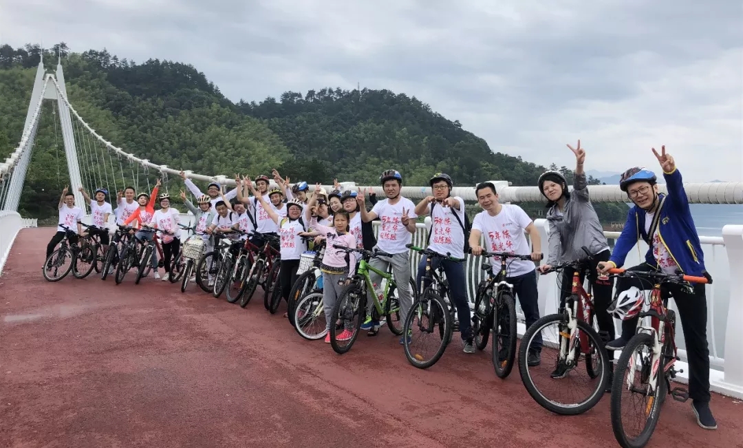 一個(gè)人騎行，孤單卻內(nèi)省;一群人騎行，壯觀而有力。