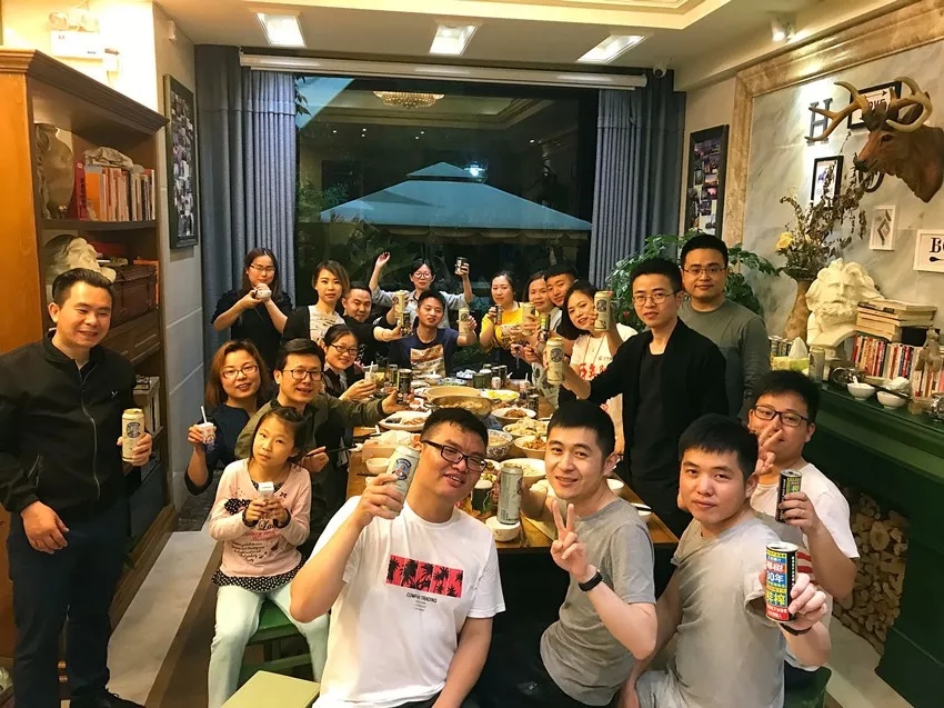 至于晚飯后，有什么比大家一起看電影更爽的事情呢?  特別是，再加一罐啤酒和幾局狼人殺。