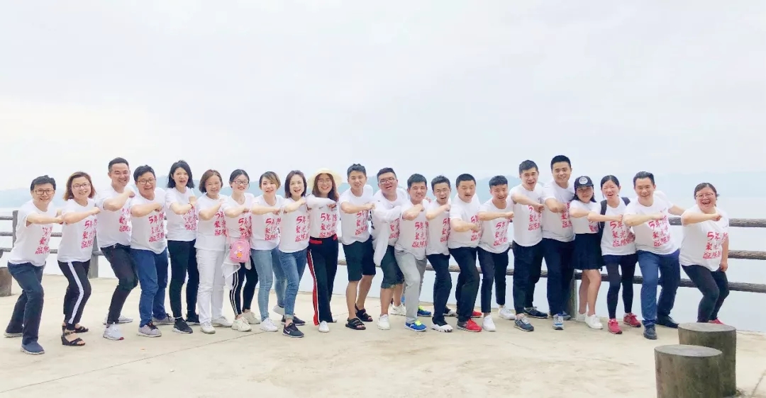 一個(gè)人騎行，孤單卻內(nèi)省;一群人騎行，壯觀而有力。